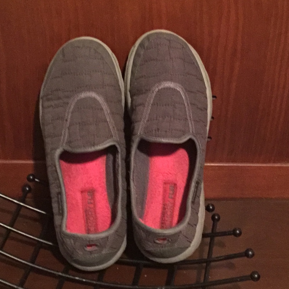 ♥️$22 SALE Sketchers gray quilted memory